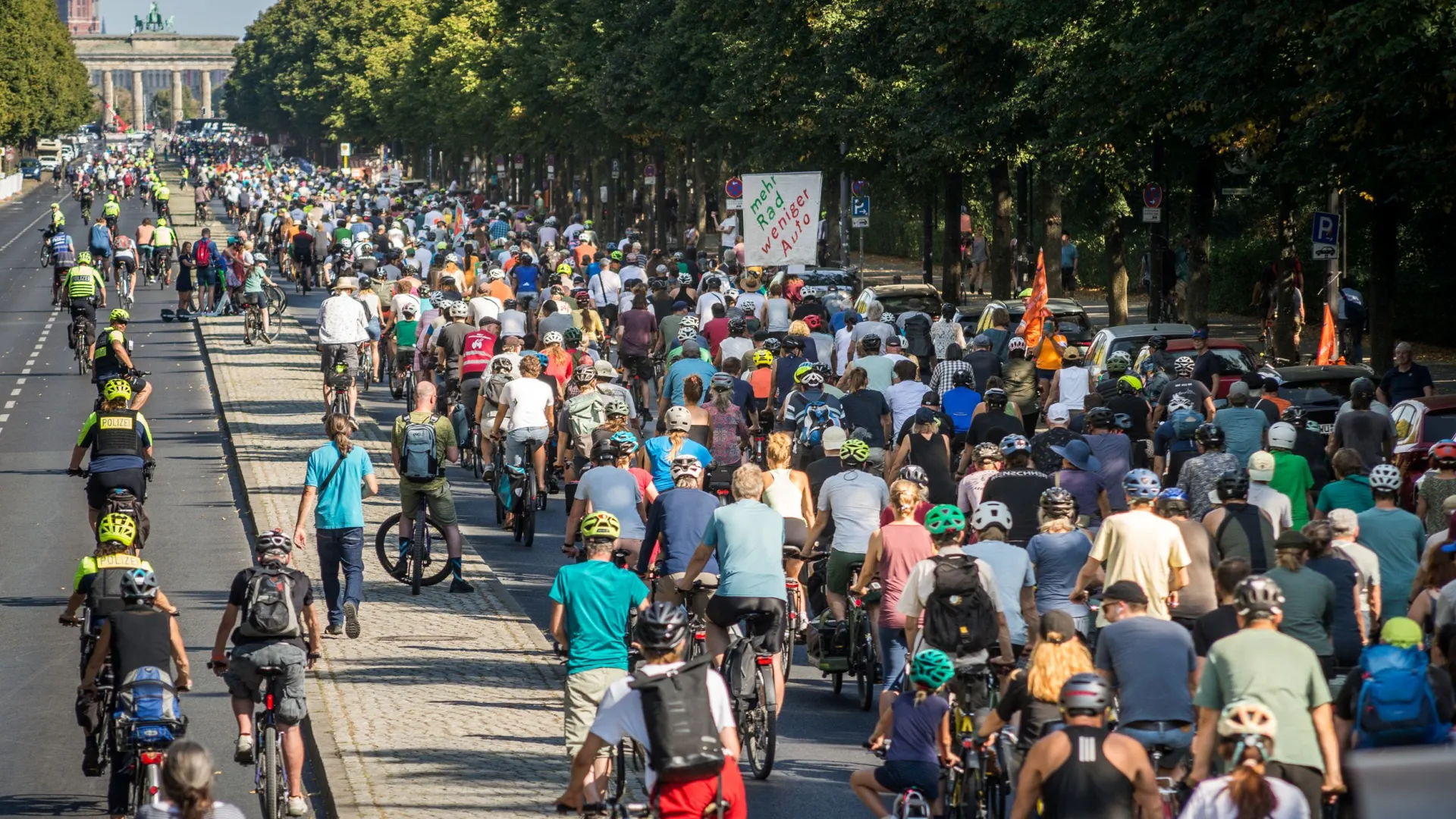 Viele Menschen fahren Rad auf der Straße